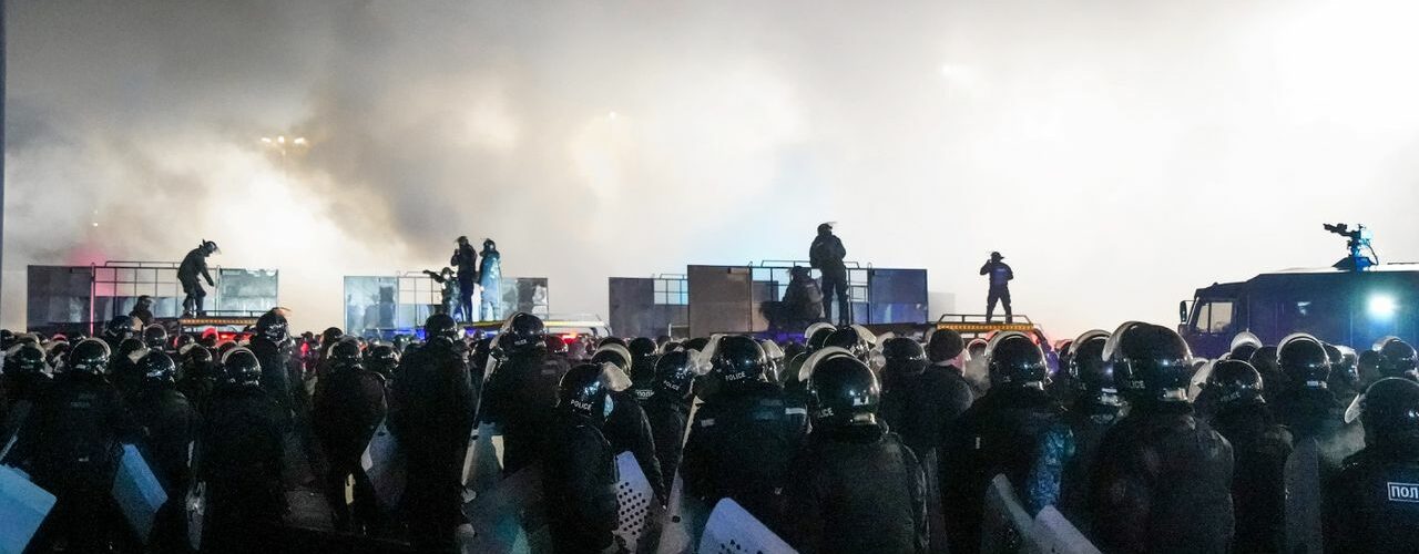 DEMONSTRANTI ZAUZELI NEKOLIKO DRŽAVNIH ZGRADA U KAZAHSTANU! RAZORUŽALI POLICIJU! ČUJU SE EKSPLOZIJE (VIDEO)