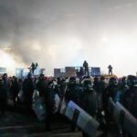 DEMONSTRANTI ZAUZELI NEKOLIKO DRŽAVNIH ZGRADA U KAZAHSTANU! RAZORUŽALI POLICIJU! ČUJU SE EKSPLOZIJE (VIDEO)