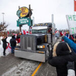 UPRAVO SE DEŠAVA! NAROD OKUPIRAO OTAVU, KAMIONDŽIJE STIGLE A SRBI VODE GLAVNU REČ (VIDEO)