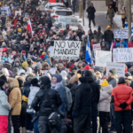 GRAĐANI MONTREALA NA ULICAMA PROTIV MERA COVID-a I UVOĐENJA OBAVEZNE VAKCINACIJE