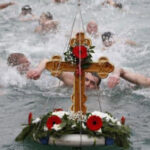 NE ZNAJU ZA BOGA! PLIVANJE ZA ČASNI KRST SAMO UZ KOVID SERTIFIKAT