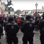 BEČ: POLICIJA SUZAVCEM I PENDRECIMA PROTIV GRAĐANA KOJI PROTESTUJU PROTIV KOVID TIRANIJE