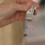 JEDNA ŽENA JE UHAPŠENA JER JE TINEJDŽERU DALA VAKCINU PROTIV COVID-a U SVOJOJ KUĆI