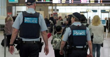 Carinici Australijskog aerodroma, primorali su putnike da predaju svoje mobilne telefone i šifre njima. Aktivisti za ljudska prava osudili su ovu praksu kao kršenje privatnosti.