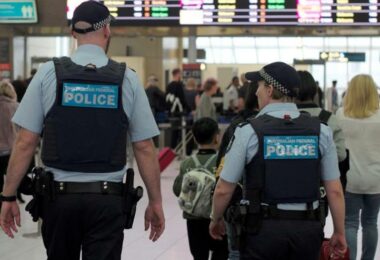 Carinici Australijskog aerodroma, primorali su putnike da predaju svoje mobilne telefone i šifre njima. Aktivisti za ljudska prava osudili su ovu praksu kao kršenje privatnosti.