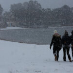 GLOBALNO ZAGREVANJE? HAOS U ATINI ZBOG SNEŽNE OLUJE, NESTAJE STRUJE, VOZAČI ZAROBLJENI NA PUTU