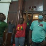 ZDRAVSTVENI RADNICI PRETUKLI DIREKTORA BOLNICE ZBOG OBAVEZNE VAKCINACIJE