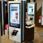 POGLEDAJTE: McDONALD's AUTOMAT U IZRAELU ODBIJA DA USLUŽI ČOVEKA JER NEMA DOKAZ O VAKCINACIJI (VIDEO)