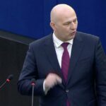 HRVATSKI EVROPARLAMENTARAC PORUČIO MAKRONU: VAŠE VAKCINE SU SMRTNA KAZNA (VIDEO)