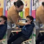 RODITELJI OGORČENI ZBOG FOTOGRAFIJE NASTAVNIKA KOJI LEPI MASKU DETETU NA LICE