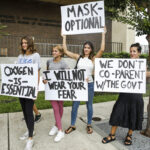 ŠKOLSKI ODBOR SE IZVINJAVA ZBOG NASTAVNIKA KOJI LEPI MASKU ĐACIMA NA LICE