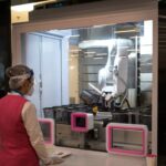 POGLEDAJTE! ROBOTI VEĆ SLUŽE ALI I SPREMAJU HRANU U OLIMPIJSKOM CENTRU U KINI