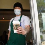 ISPRANI MOZGOVI! DEO RADNIKA I MUŠTERIJA STARBAKSA KOJI JE UKINO OBAVEZNU VAKCINACIJU POZVAJU NA BOJKOT