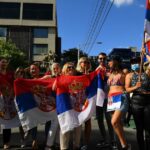 PRVI SNIMAK ĐOKOVIĆA NAKON PRIVOĐENJA I STAVLJANJA U KOVID ZATVOR: POLJUPCIMA POZDRAVIO PODRŠKU