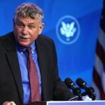 Bajdenova prva ruka?! Naučni savetnik GENETIČAR Bele Kuće podneo ostavku