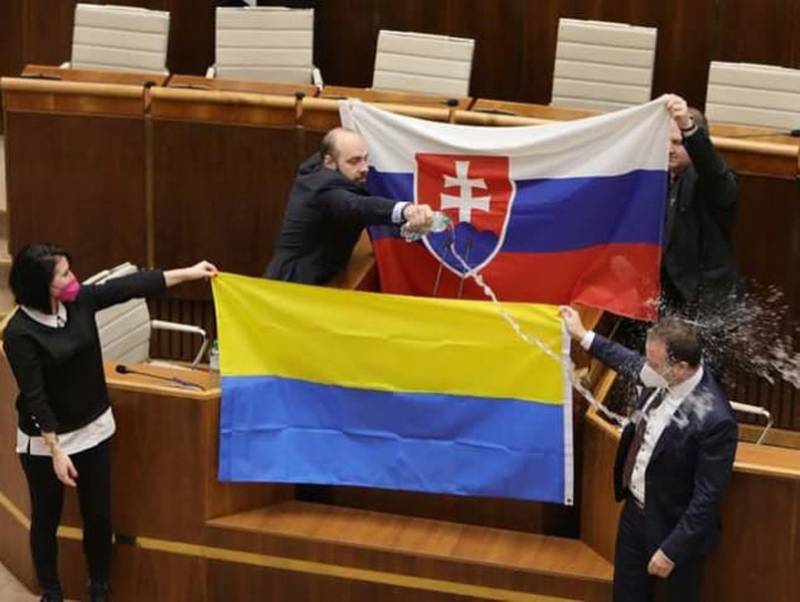  Ukrajinska zastava u Slovačkom parlamentu dovela do polivanja vodom i svađom oko vojnog pakta sa Amerikom (VIDEO)