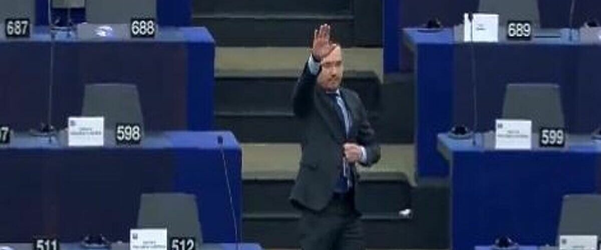 Bugarski predstavnik u Evropskom parlamentu uputio nacistički pozdrav (VIDEO)