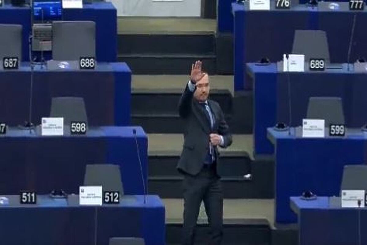  Bugarski predstavnik u Evropskom parlamentu uputio nacistički pozdrav (VIDEO)