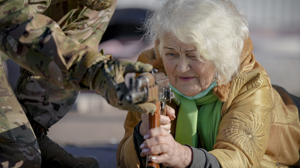  Ukrajinski neonacisti dali baki AK-47! Domaći i zapadni mediji preneli vest izbegavajući istinu(VIDEO)