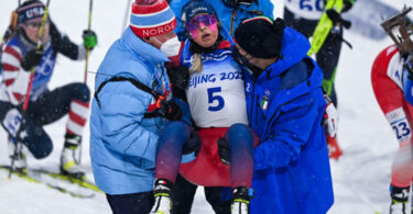 VAKCINA RADI? Norveška skijašica na Olimpijskim igrama samo pala na zemlju!