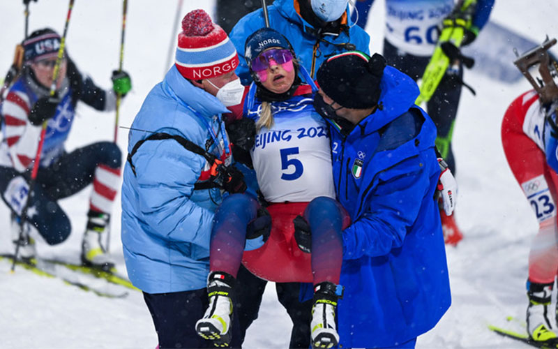  VAKCINA RADI? Norveška skijašica na Olimpijskim igrama samo pala na zemlju!