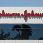 Džonson i Džonson zaustavlja proizvodnju vakcina protiv COVID-a