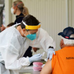 U Australiji prvu dozu vakcine primilo 95% stanovništva ali protesti se nastavljaju