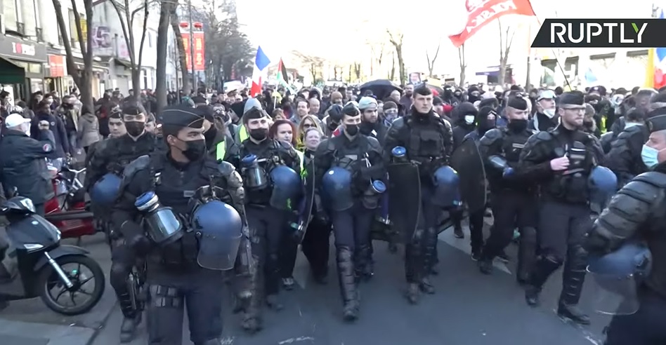  OPSADA PARIZA UŽIVO: Nepregledan broj francuza na ulicama protiv kovid tiranije, čekaju se kamiondžije (VIDEO)