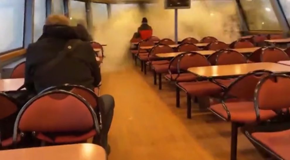  STRAVIČAN PRIZOR! Pogledajte kako talas guta trajekt i putnike u Nemačkoj- Poginulo dvoje (VIDEO)