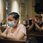 Policajac prekinuo crkveno služenje kako bi proverio da li svi nose maske