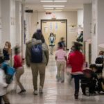 CDC ukida preporuke za nošenje maski za 70% zemlje, uključujući unutar škola