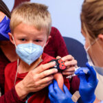 Otac sumnja da je njegov 10-ogodišnji sin zamalo umro od srčanih problema nakon vakcinisanja (VIDEO)