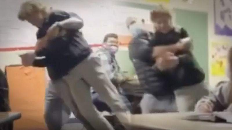  STRAVIČNO! Nastavnik u školi, fizički nasrnuo na učenika jer nije nosio masku (VIDEO)