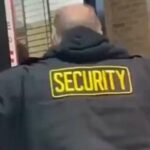 Mladića izbacili iz tržnog centra jer je nosio masku za lice sa podrškom Trampu