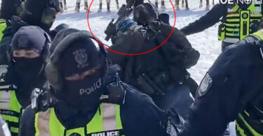 POGLEDAJTE kako kanadska policija brutalno tuče mirne demonstrante (VIDEO)