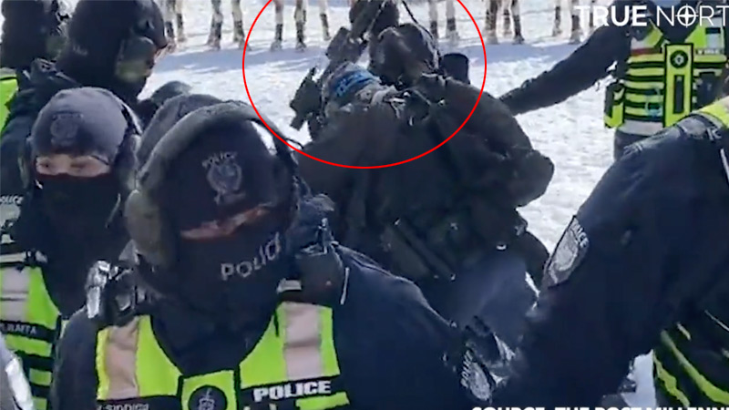  POGLEDAJTE kako kanadska policija brutalno tuče mirne demonstrante (VIDEO)