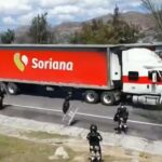 Demonstranti poslali teretni kamion u kordon policajaca (VIDEO)