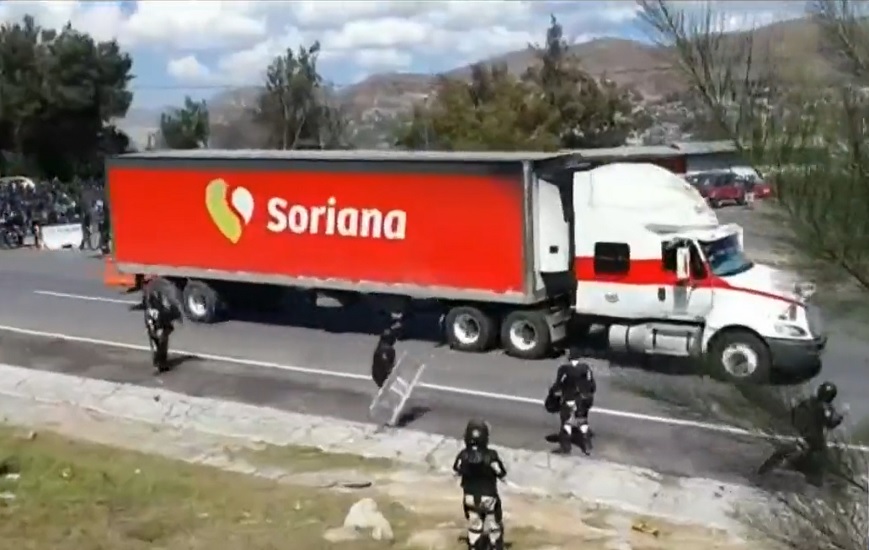  Demonstranti poslali teretni kamion u kordon policajaca (VIDEO)