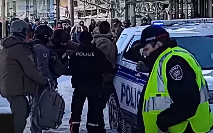  Kanadska policija uklanja medije sa demonstracija kako bi uklonila dokaze o brutalnim hapšenjima kamiondžija (VIDEO)