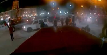 Manijak se automobilom zaleteo da na antikovid demonstrante u Kanadi! Ima povređenih