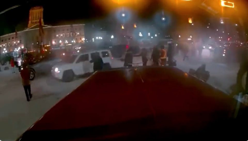  Manijak se automobilom zaleteo da na antikovid demonstrante u Kanadi! Ima povređenih (VIDEO)