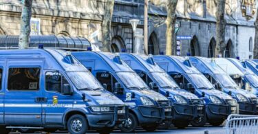 Hiljade policajaca, oklopnih transportera i kamiona sa vodenim topovima mobilisano je u Francuskoj kako bi zaustavili konvoje vozača
