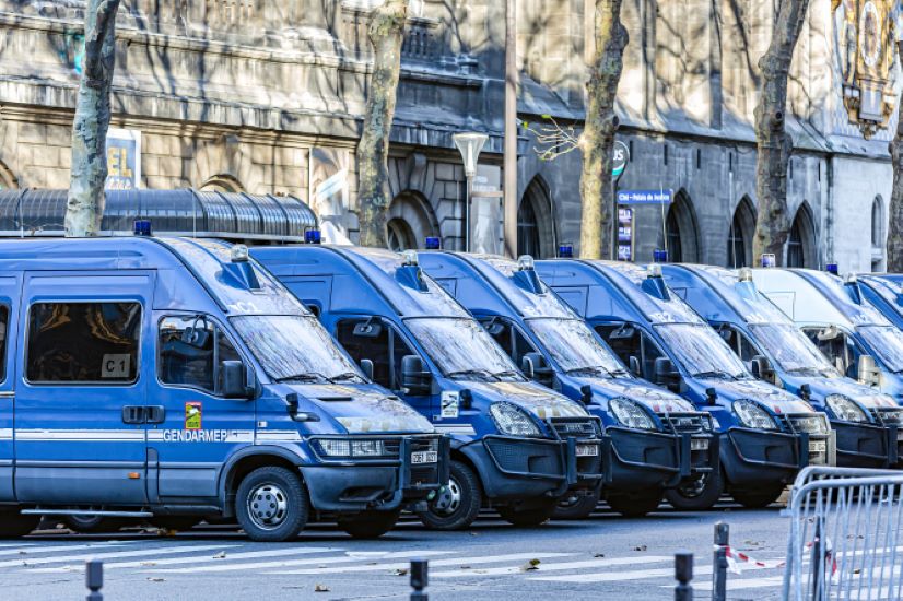  Hiljade policajaca, oklopnih transportera i kamiona sa vodenim topovima mobilisano je u Francuskoj kako bi zaustavili konvoje vozača