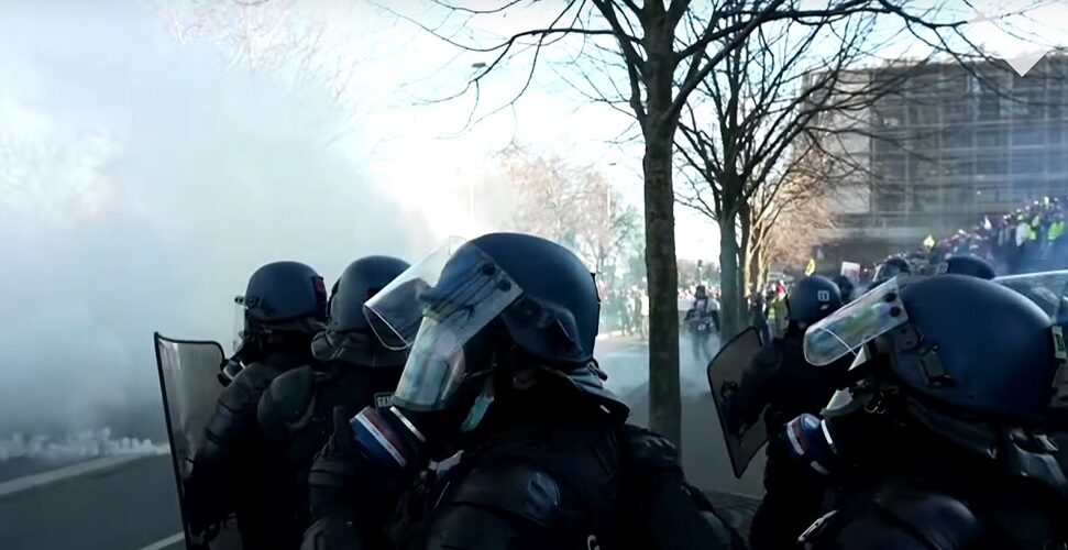 Demonstranti su se sukobili sa policijom u Parizu, bačen suzavac, policija hapsi (VIDEO)