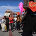 LUDILO MOZGA! Mala grupa studenata protestuje protiv UKIDANJA obaveznog nošenja maski (VIDEO)