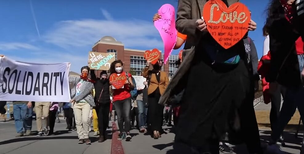 LUDILO MOZGA! Mala grupa studenata protestuje protiv UKIDANJA obaveznog nošenja maski (VIDEO)