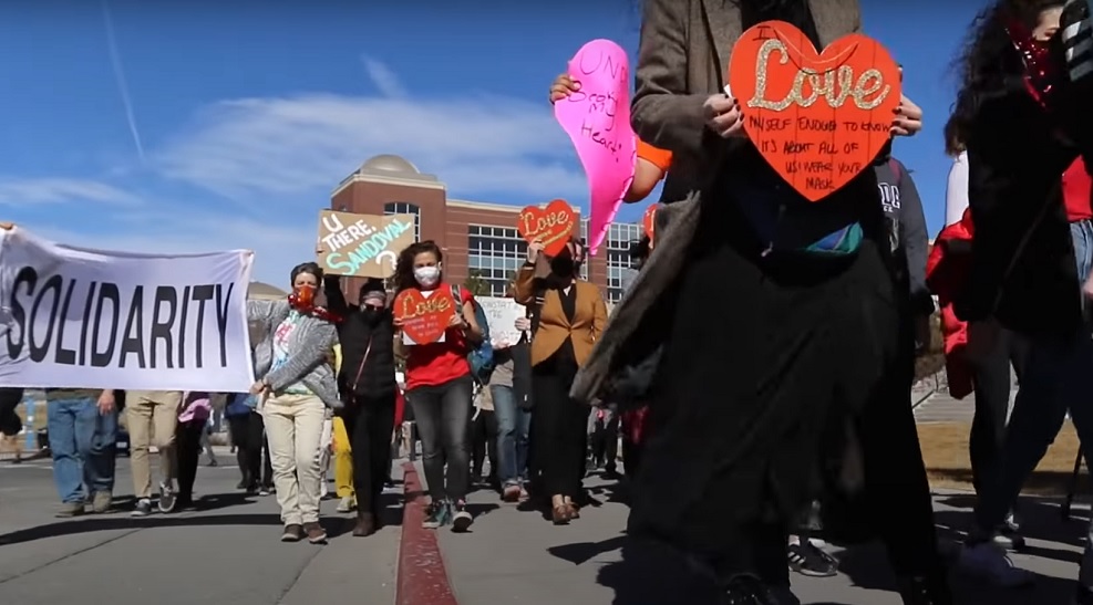  LUDILO MOZGA! Mala grupa studenata protestuje protiv UKIDANJA obaveznog nošenja maski (VIDEO)