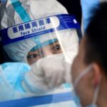 Kina zaključava Šangaj zbog korone! Video pokazuje redove testiranja, kinezi kao na pokretnoj traci (VIDEO)