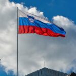 HIT! Slovenačka ambasada u Kijevu skinula svoju zastavu jer liči na zastavu Rusije