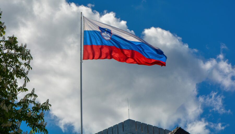  HIT! Slovenačka ambasada u Kijevu skinula svoju zastavu jer liči na zastavu Rusije